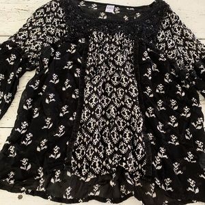 Black and white flowy  top with lace detailing